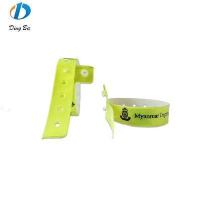 Custom kleur Plastic CLASSIC Armband Reflectieve L-vorm PVC Armbanden voor feesten