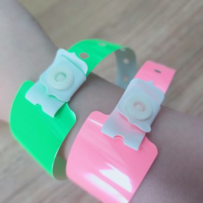 Waterdichte zachte gloeiende neon-luminescerende pvc-vinyl-armbanden voor nachtclubs