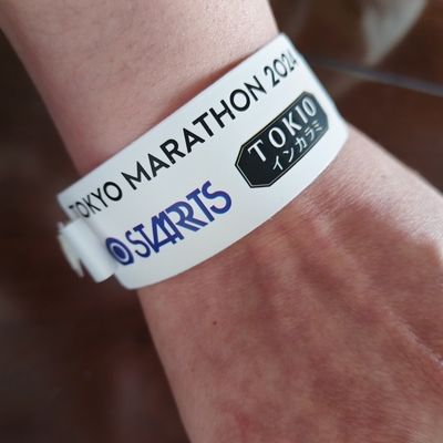 2024 Verkoop cadeauarmband Geel aangepaste polsband met anti-allergie prestaties