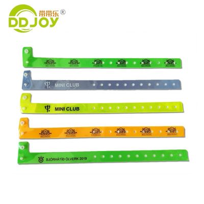 Fluorescerende film PVC-materiaal L-vormige polsband voor evenementen 250 * 16mm Verstelbare grootte