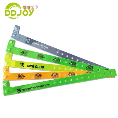 Fluorescerende film PVC-materiaal L-vormige polsband voor evenementen 250 * 16mm Verstelbare grootte
