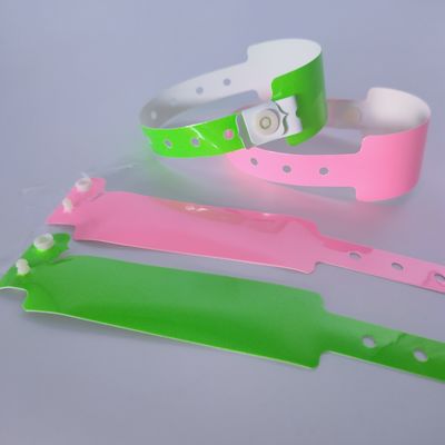 Waterdichte zachte gloeiende neon-luminescerende pvc-vinyl-armbanden voor nachtclubs