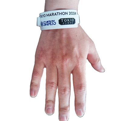 2024 Verkoop cadeauarmband Geel aangepaste polsband met anti-allergie prestaties
