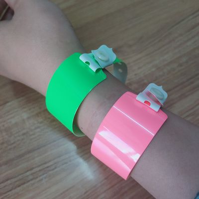 Waterdichte zachte gloeiende neon-luminescerende pvc-vinyl-armbanden voor nachtclubs