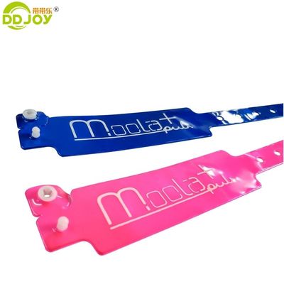 Eenmalig, reflecterend, veelkleurig souvenirarmband ideaal voor barclub- en band evenementen.