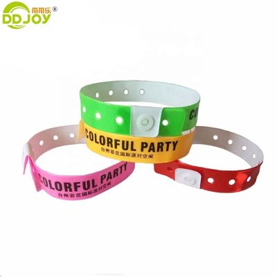 Eenmalig, reflecterend, veelkleurig souvenirarmband ideaal voor barclub- en band evenementen.