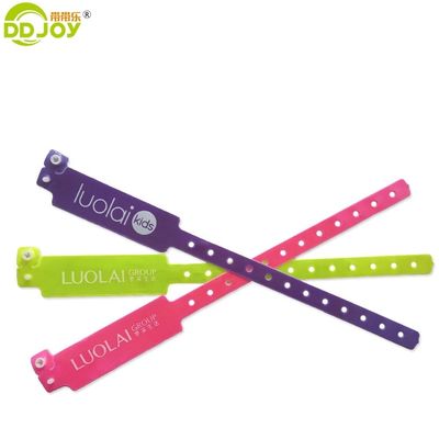 Eenmalig, reflecterend, veelkleurig souvenirarmband ideaal voor barclub- en band evenementen.