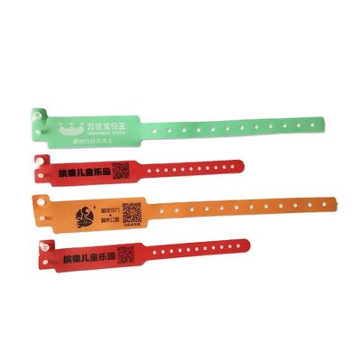 Rood PVC-armband voor kinderen Custom zachte plastic eenmalige band Schrijfbare vinyl metalen ambachten