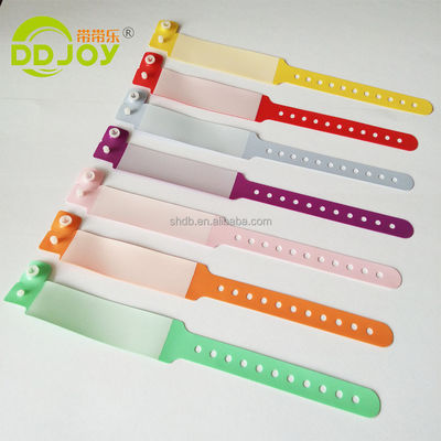 Rood PVC-armband voor kinderen Custom zachte plastic eenmalige band Schrijfbare vinyl metalen ambachten