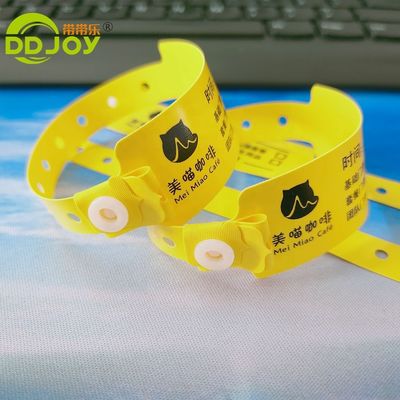 Rood PVC-armband voor kinderen Custom zachte plastic eenmalige band Schrijfbare vinyl metalen ambachten