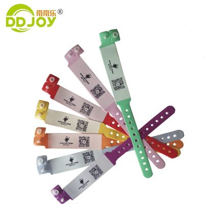 Rood PVC-armband voor kinderen Custom zachte plastic eenmalige band Schrijfbare vinyl metalen ambachten
