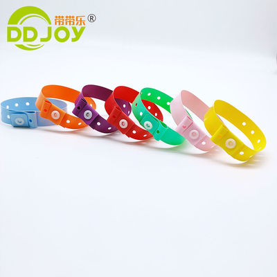 Rood PVC-armband voor kinderen Custom zachte plastic eenmalige band Schrijfbare vinyl metalen ambachten