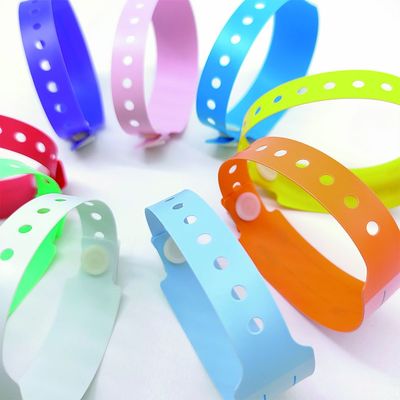 Zwakke plastic ID-armbanden voor kinderen Custom vinyl eenmalige armband bij amusements