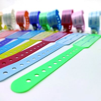 Zwakke plastic ID-armbanden voor kinderen Custom vinyl eenmalige armband bij amusements