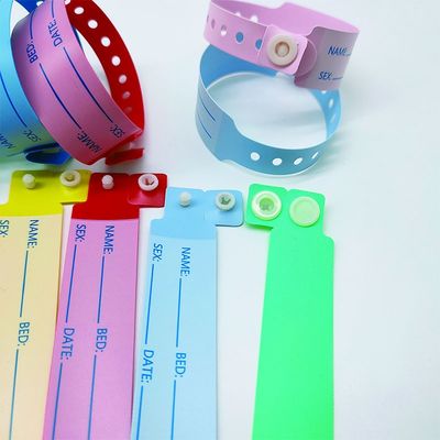 Zwakke plastic ID-armbanden voor kinderen Custom vinyl eenmalige armband bij amusements