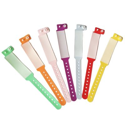 Anti-verlies gepersonaliseerde PVC vinyl armbanden voor evenementen en festivals Set regenboog kleuren