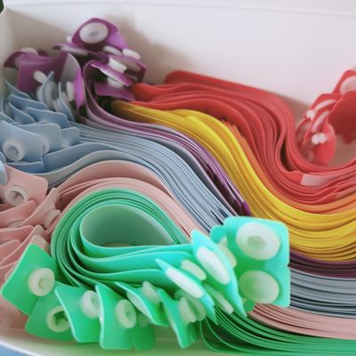 Anti-verlies gepersonaliseerde PVC vinyl armbanden voor evenementen en festivals Set regenboog kleuren