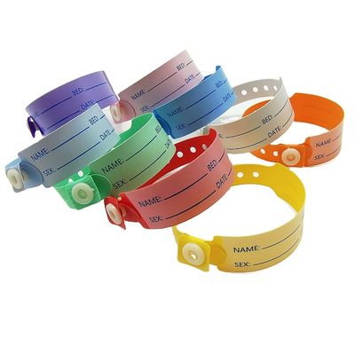 Eenmalig medisch polsbandje met een plastic sluiting voor de identificatie van ziekenhuispatiënten