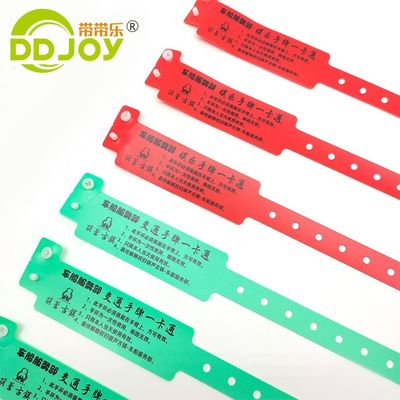 PVC aangepaste identiteitsarmband voor kinderpark en liefdadigheidsevenementen in rood