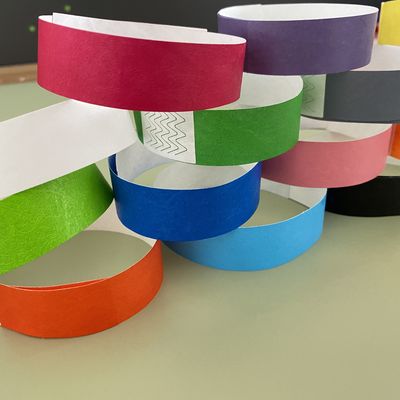 Gepersonaliseerde logo waterdichte Tyvek polsbanden voor evenementen en feesten
