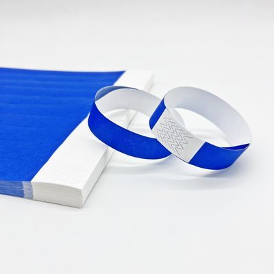 Op maat gemaakte Tyvek-armbanden voor eenmalig gebruik met afgedrukte RFID-stickerlabels