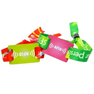 350*15mm Regelmatige grootte RFID-armbanden Satine stof met aangepast logo en tekstdrukwerk