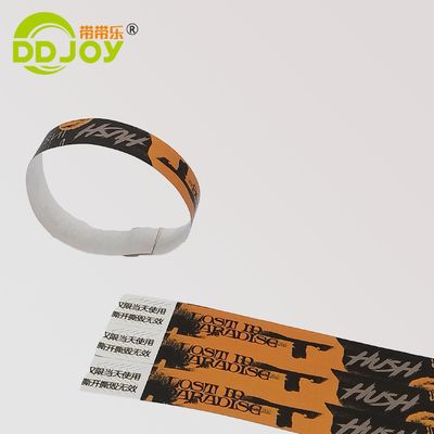 Gebruik Scenario's Evenementen Festival Custom Eenmalige Tyvek Armband voor feestdag decoratie