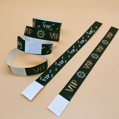 Groene eenmalige Tyvek-armbanden voor clubfestival Custom wegwerppapieren armbanden