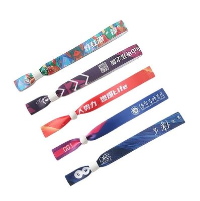 Rode RFID chip Custom Logo Printing Satin Stoffen Armbanden voor Event Festival Party