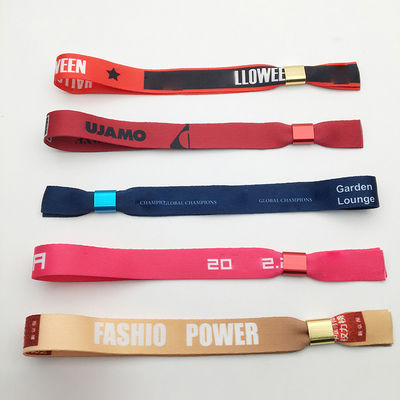Rode RFID chip Custom Logo Printing Satin Stoffen Armbanden voor Event Festival Party