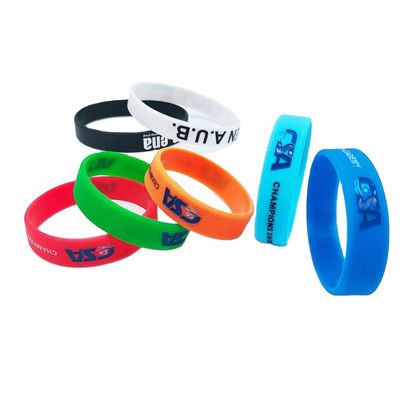 Neongeel aangepast logo gloeit in donkere siliconen polsband voor in verschillende scenario's
