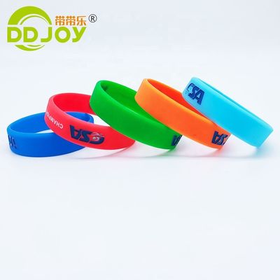 Neongeel aangepast logo gloeit in donkere siliconen polsband voor in verschillende scenario's