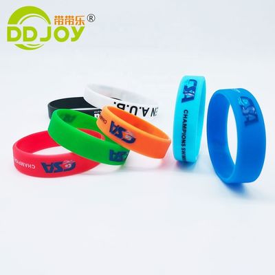 Neongeel aangepast logo gloeit in donkere siliconen polsband voor in verschillende scenario's