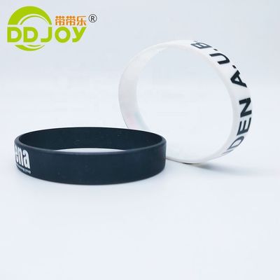 Neongeel aangepast logo gloeit in donkere siliconen polsband voor in verschillende scenario's