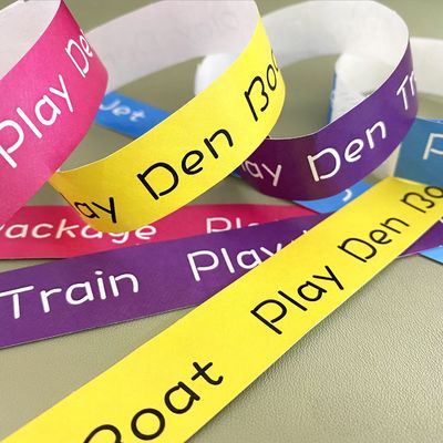 Promotie cadeautjes Op maat gemaakte papieren eenmalige polsbandjes met op maat gemaakte logo-ID-oplossing