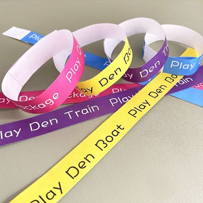 Promotie cadeautjes Op maat gemaakte papieren eenmalige polsbandjes met op maat gemaakte logo-ID-oplossing