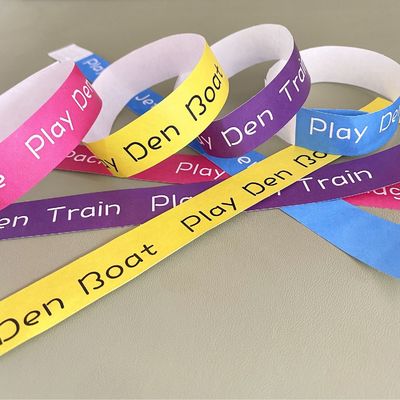 Promotie cadeautjes Op maat gemaakte papieren eenmalige polsbandjes met op maat gemaakte logo-ID-oplossing