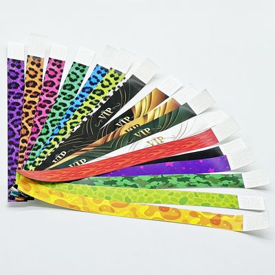 Op maat gedrukte oranje Tyvek polsbandjes voor evenementen.