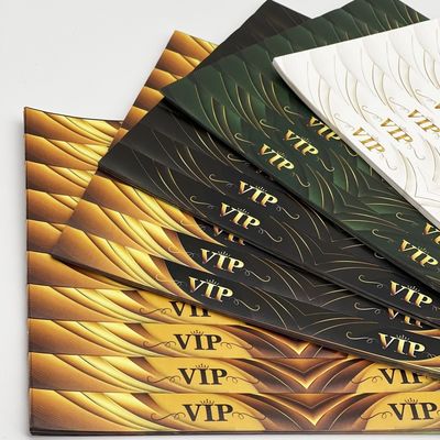 Op maat gedrukte oranje Tyvek polsbandjes voor evenementen.