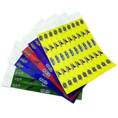 Op maat gedrukte oranje Tyvek polsbandjes voor evenementen.