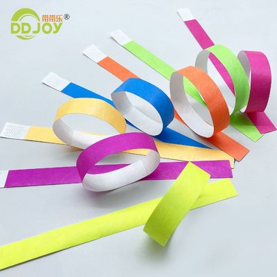 Tyvek polsband in neon kleuren voor waterdichte identificatie