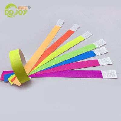 Tyvek polsband in neon kleuren voor waterdichte identificatie