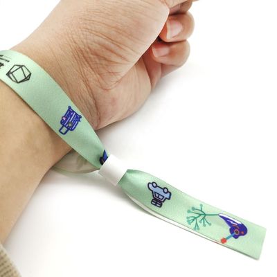 350*15mm Gepersonaliseerd logo Promotie cadeautjes Geweven polyester armbanden voor evenement festival