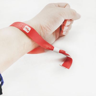 350*15mm Gepersonaliseerd logo Promotie cadeautjes Geweven polyester armbanden voor evenement festival