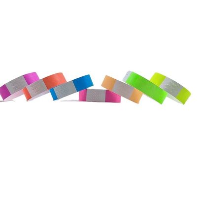 Maak een statement op festivals met onze neon papier Tyvek polsband in verschillende kleuren