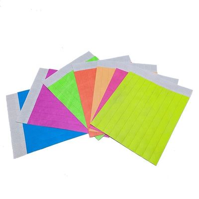 Maak een statement op festivals met onze neon papier Tyvek polsband in verschillende kleuren