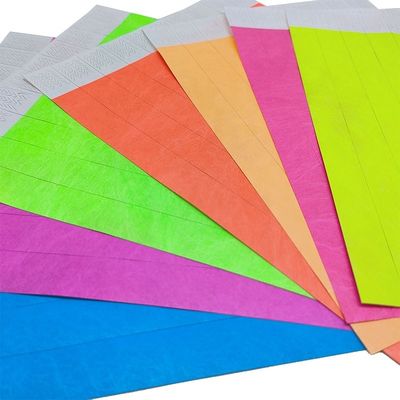 Maak een statement op festivals met onze neon papier Tyvek polsband in verschillende kleuren