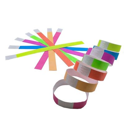 Maak een statement op festivals met onze neon papier Tyvek polsband in verschillende kleuren