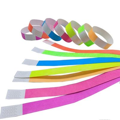Maak een statement op festivals met onze neon papier Tyvek polsband in verschillende kleuren