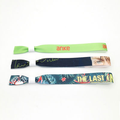 Gepersonaliseerde logo RFID chip satine stof polsbandjes voor evenement festival herdenkingen
